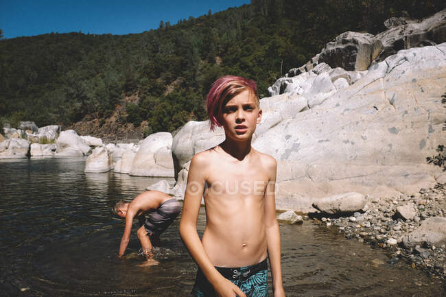 Entre garçons dans le canyon de la rivière au milieu de l'été — Photo de stock
