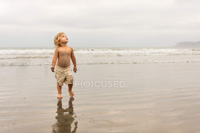 Mignon enfant sur la plage relaxant — Photo de stock