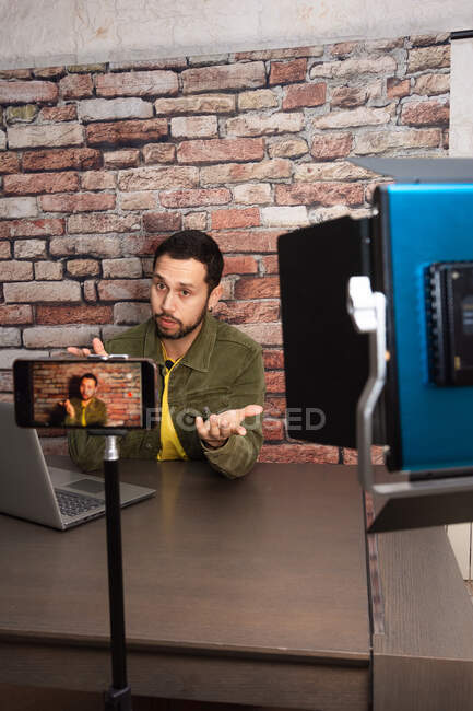 Man recording a video tutorial for social media — Stock Photo