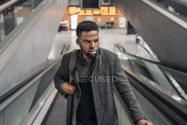 Uomo d'affari afro sulle scale nella stazione della metropolitana — Foto stock