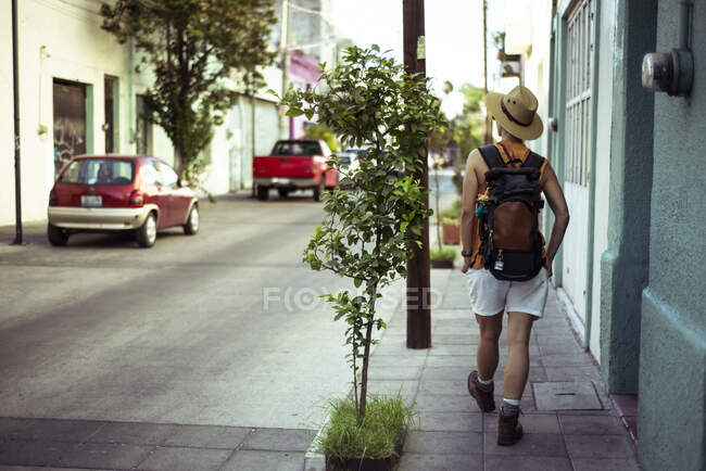 Літній турист з рюкзаком ходить по Мексиці. — стокове фото
