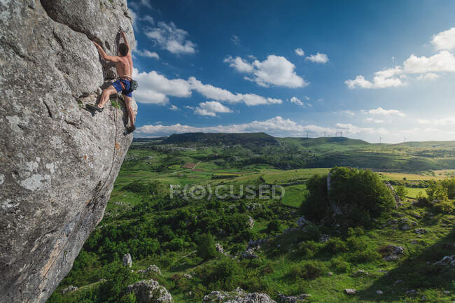 Альпинист на сложном проходе с пейзажем на заднем плане — стоковое фото