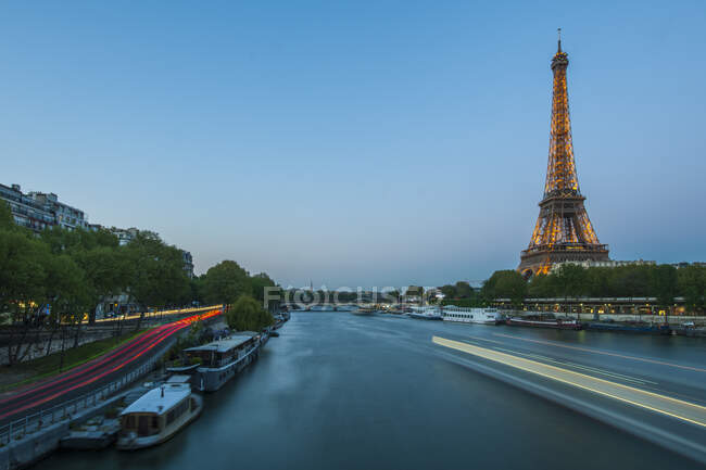Ейфелева вежа в Парижі вночі. — стокове фото