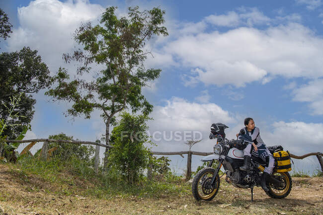 Jovem mulher em mototcycle na estrada — Fotografia de Stock