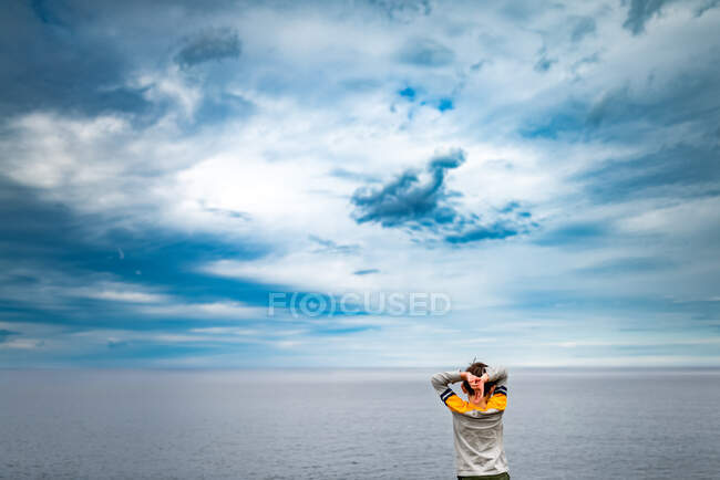 Pequeno menino com vista para o horizonte no Lago Superior em Michigan — Fotografia de Stock
