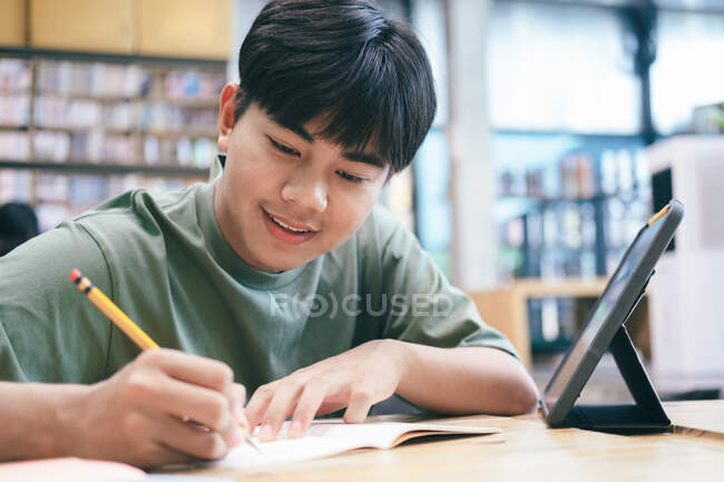 Jeune collage étudiant utilisant ordinateur et appareil mobile étudiant en ligne. Éducation et apprentissage en ligne. — Photo de stock