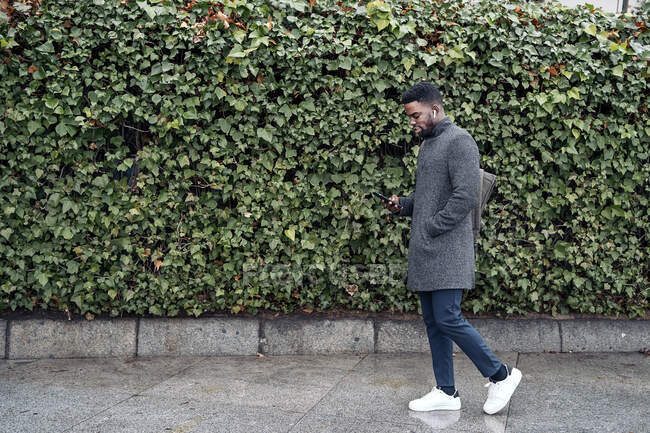 Empresario afro caminando por la calle - foto de stock