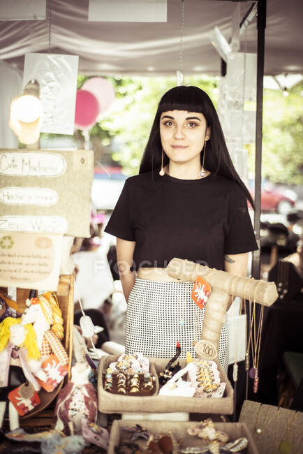Місцева альтернативна жіноча художниця продає ремесло на мексиканському ринку. — стокове фото