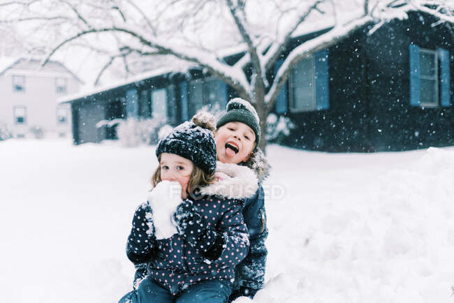 Двое детей в зимнем парке — стоковое фото