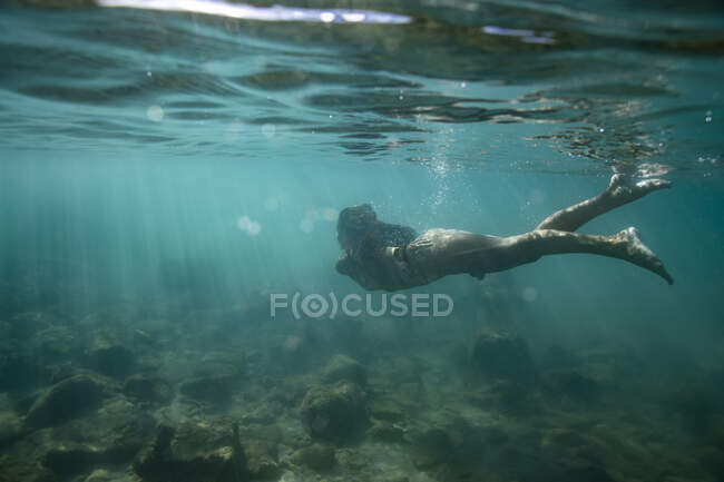 Ragazza immersioni subacquee in mare — Foto stock