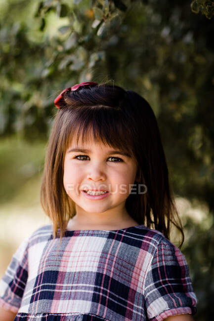 Girato testa di giovane ragazza sotto l'albero a San Diego — Foto stock