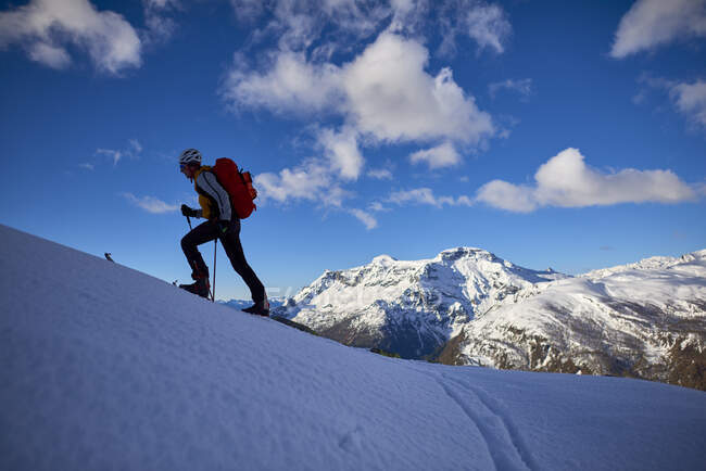 Shilouette of a man ski touring in the Alps, Alpe Devero, Italia. - foto de stock