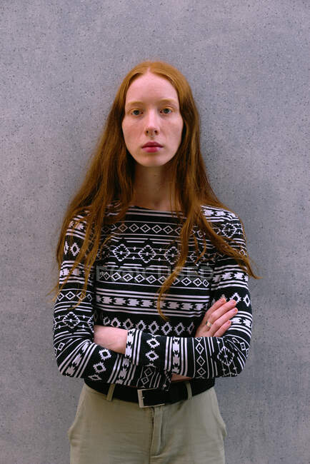 Portrait d'une jeune fille aux cheveux roux séduisante et différente avec une apparence nordique — Photo de stock