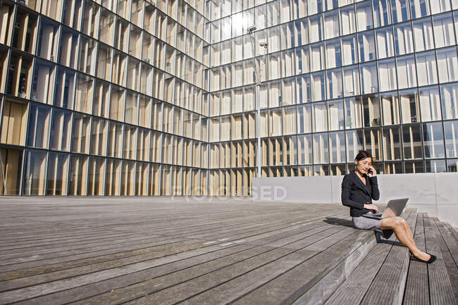 Asian Business woman in Paris with laptop — Stock Photo