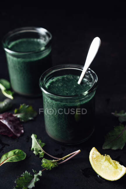 Healthy green smoothie with lemon and mint — Stock Photo