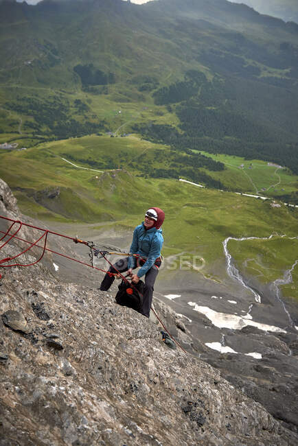 Alpinista mulher transportando sacos enquanto escalava o Eiger North Face — Fotografia de Stock
