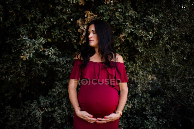 Pregnant woman posing in the park — Stock Photo