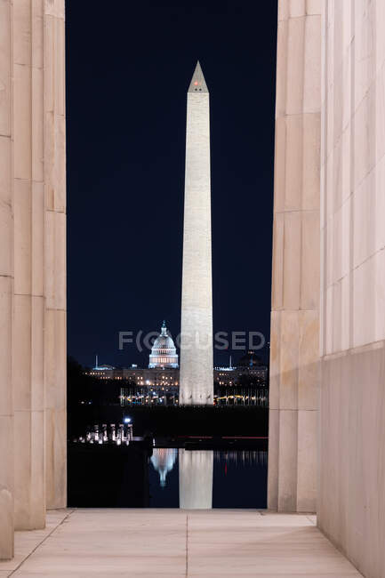 Il National Mall di notte girato attraverso le colonne del Lincoln Memorial. — Foto stock