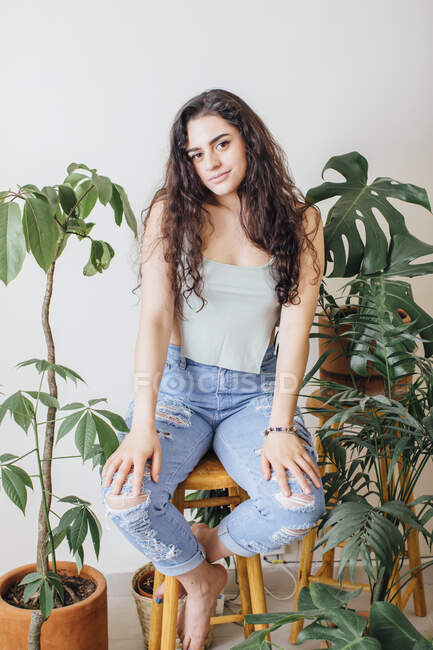 Junge Frau posiert zwischen Pflanzen — Stockfoto