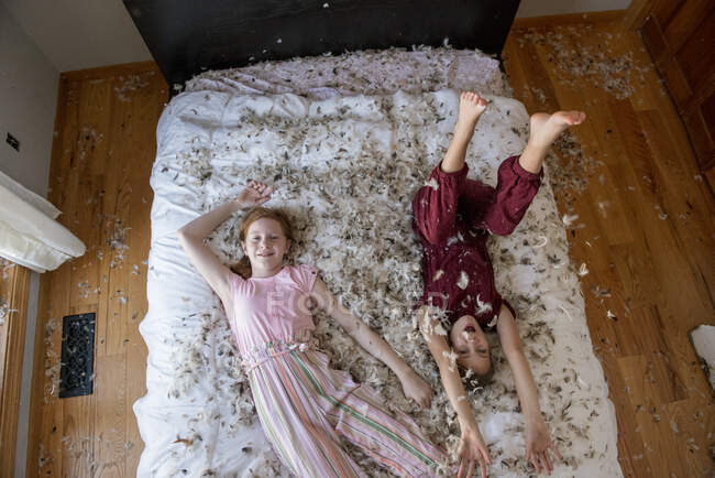 Due ragazze che giocano in camera da letto a casa — Foto stock