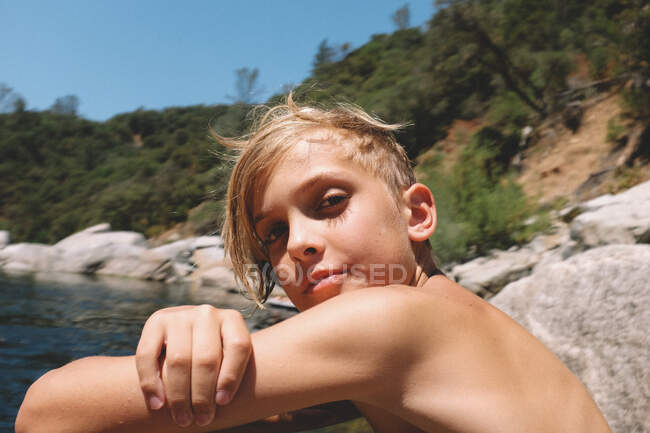 Niño con pestañas largas se sienta en el sol de California - foto de stock