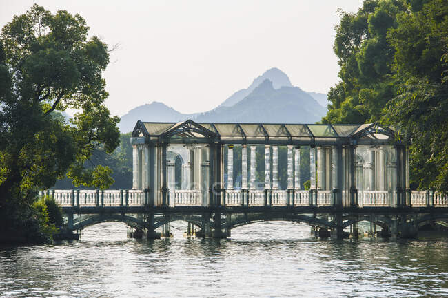 Живописный вид на стеклянный мост через реку — стоковое фото