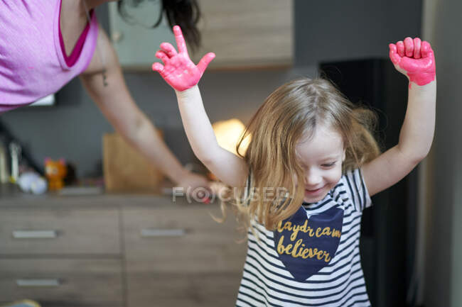 Mignonne petite fille peinture dans la maternelle — Photo de stock