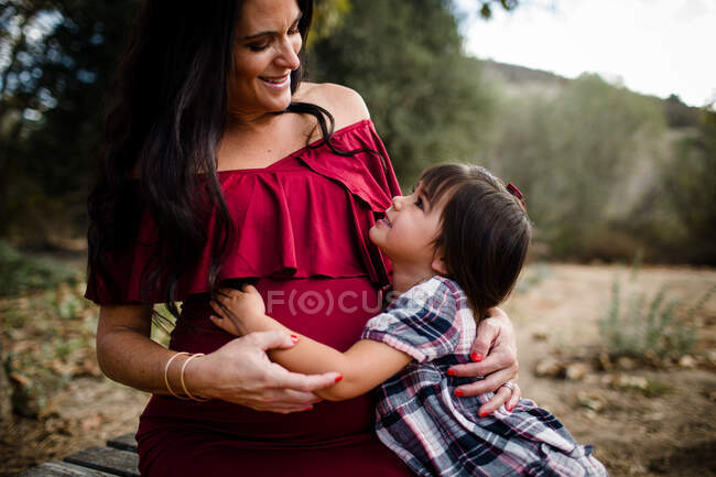 Expectant Mother Holding Daughter in San Diego — Stock Photo