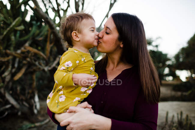 Jeune femme avec fille dans le parc — Photo de stock