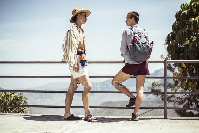 Summer female friend tourists chat with view of Mexican cannyon — Stock Photo