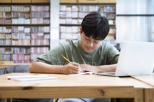 Junge Collage-Student mit Computer und mobilen Gerät lernen online. Bildung und Online-Lernen. — Stockfoto