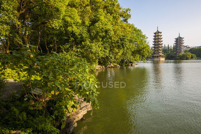 Пагода на озере в центре Гуйлиня / Китай — стоковое фото