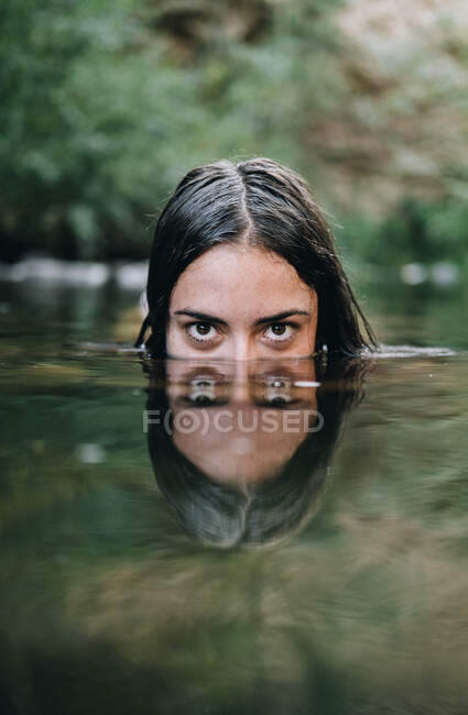 Junges Mädchen schwimmt im Fluss — Stockfoto