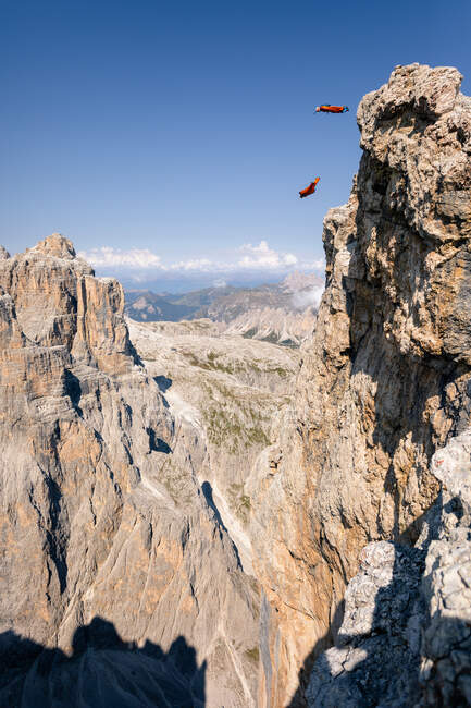 Saltatori della base della tuta alare che saltano da una montagna — Foto stock