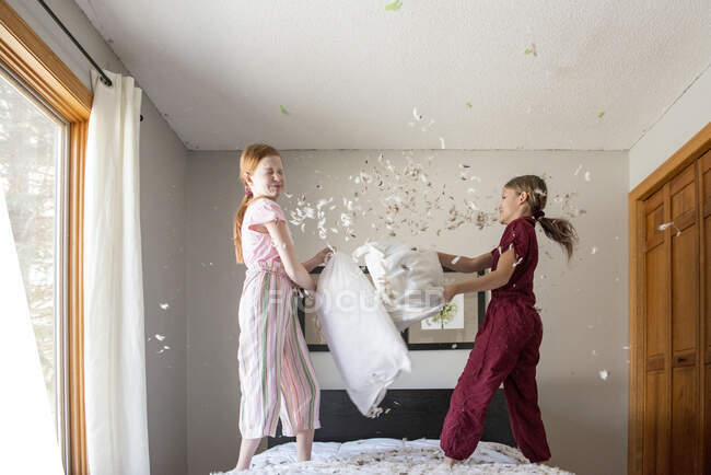 Duas meninas brincando no quarto em casa — Fotografia de Stock