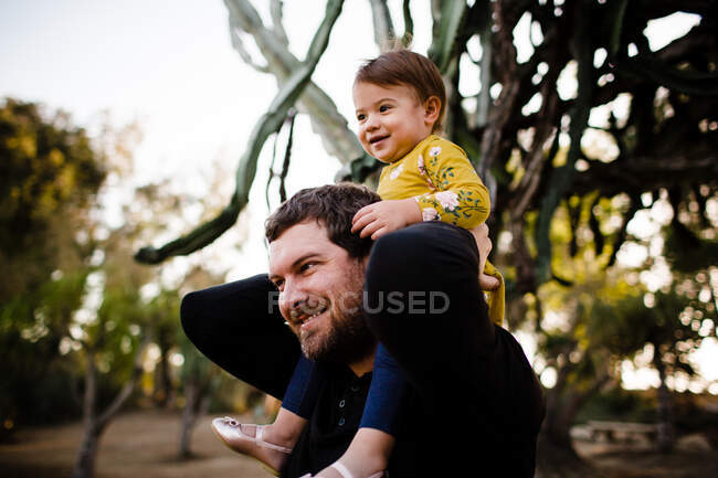 Père et fille dans le parc — Photo de stock