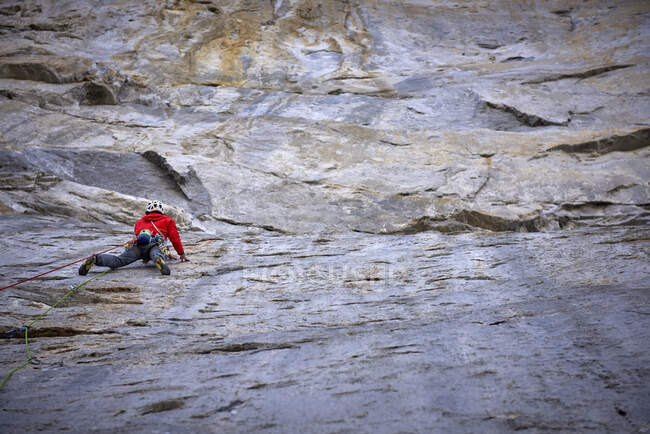 Людина на складному скельному підйомі під назвою Одіссей на північному схилі Айгера. — стокове фото