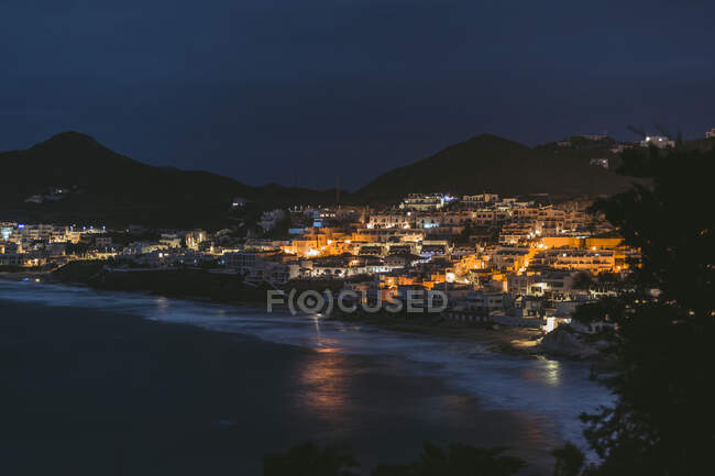Night landscape, waterfront house, waves, from above, long exposure — Stock Photo