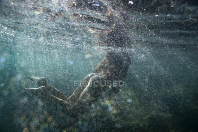 Mädchen taucht unter Wasser ins Meer — Stockfoto