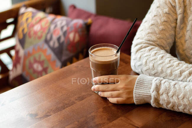 Donna che beve caffè nel caffè — Foto stock