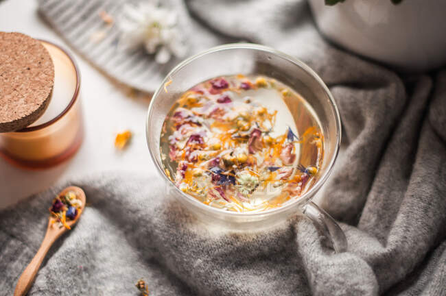 Банка с цветочным чаем, стеклянная чашка и горшок хризантем — стоковое фото