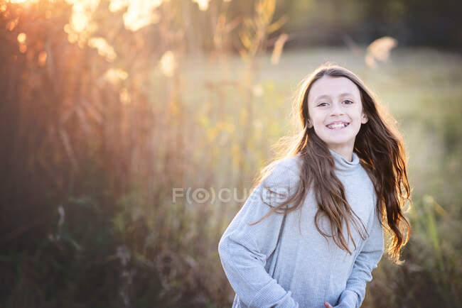 Подсветка красивая молодая девушка с длинными волосами на открытом воздухе осенью. — стоковое фото