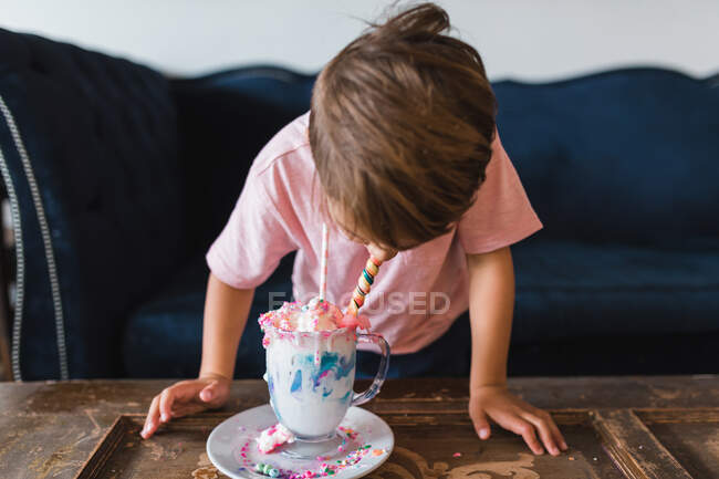 Petit garçon avec une tasse de crème glacée — Photo de stock