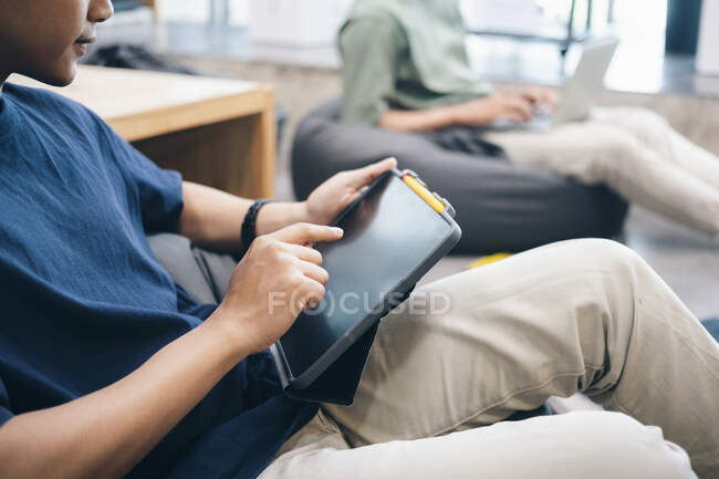 Молодий студент-колаж користується комп'ютером і мобільним пристроєм, навчаючись онлайн. Освіта та онлайн-навчання. — стокове фото