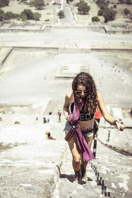 Mulher mexicana saudável sobe escadas no verão em atração turística — Fotografia de Stock