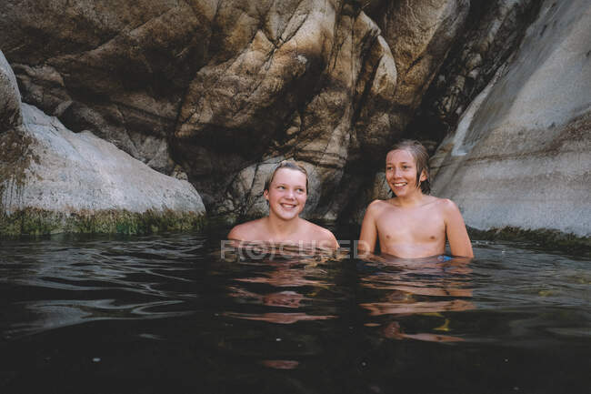Amigos rindo juntos em um dia de verão no rio — Fotografia de Stock