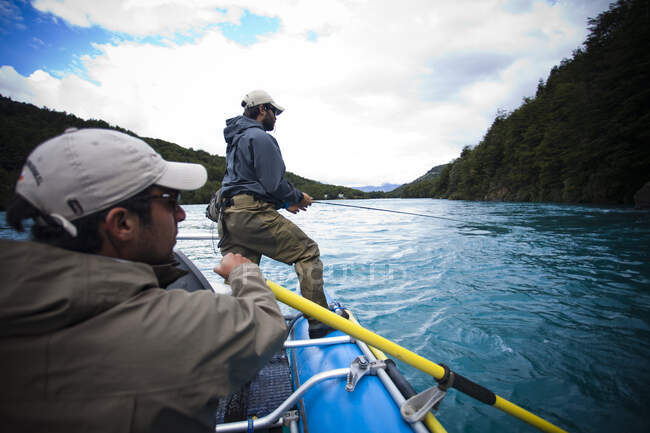 Dois pescadores flutuam pelo Rio Baker, no sul do Chile, em uma região chamada Patagônia. — Fotografia de Stock