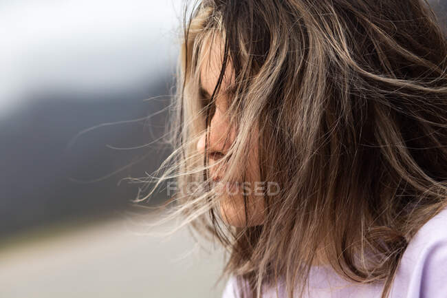 Frisur eines jungen Mädchens weht im Wind — Stockfoto