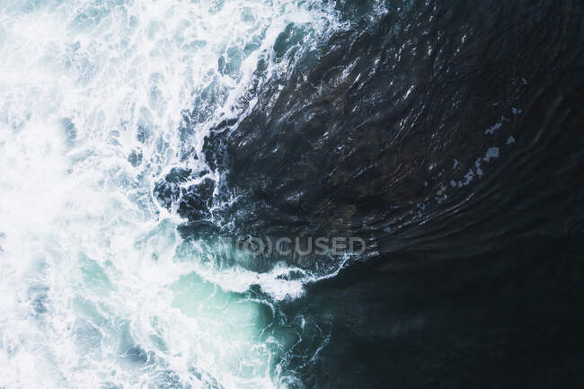 Турбулентный темный океан от воздушного дрона — стоковое фото