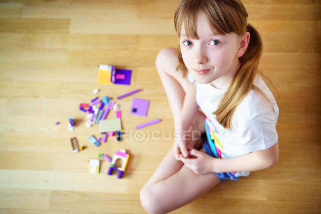 Sesso, ragazza, bambino, gioco, giocattoli, mattoni, divertimento, tempo libero, a casa, self-empl — Foto stock
